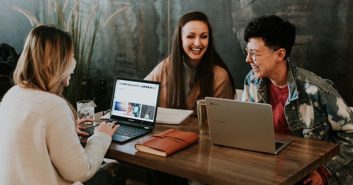 Formateur en ligne prospectant des clients